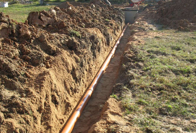 Прокладка кабеля в трубе в траншее